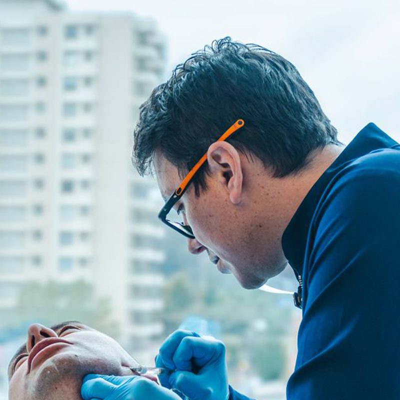 Dr. Juan Carlos Benavides durante una consulta médica