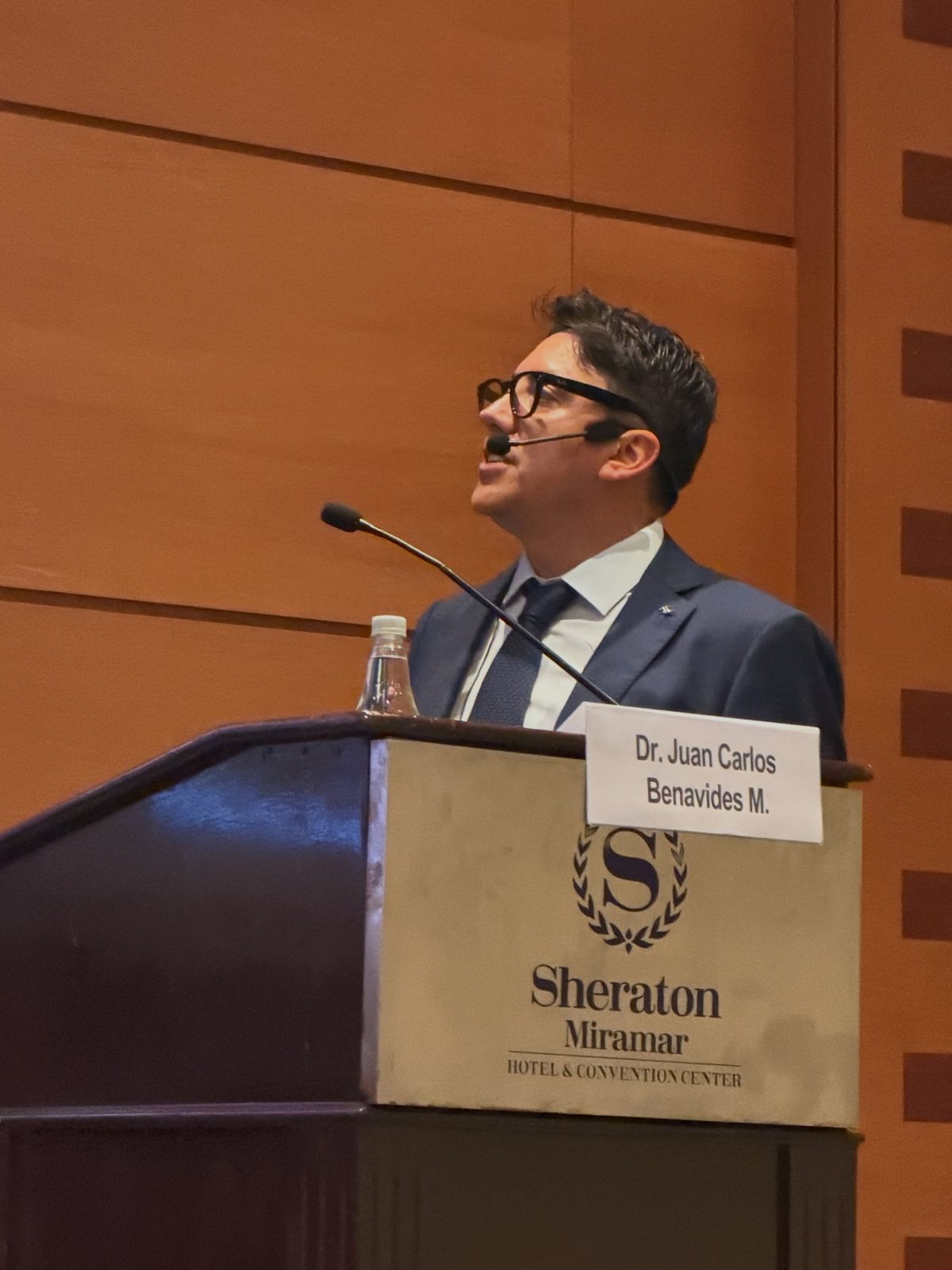 El Dr. Benavides exponiendo en las Jornadas SOCHIORL 2026